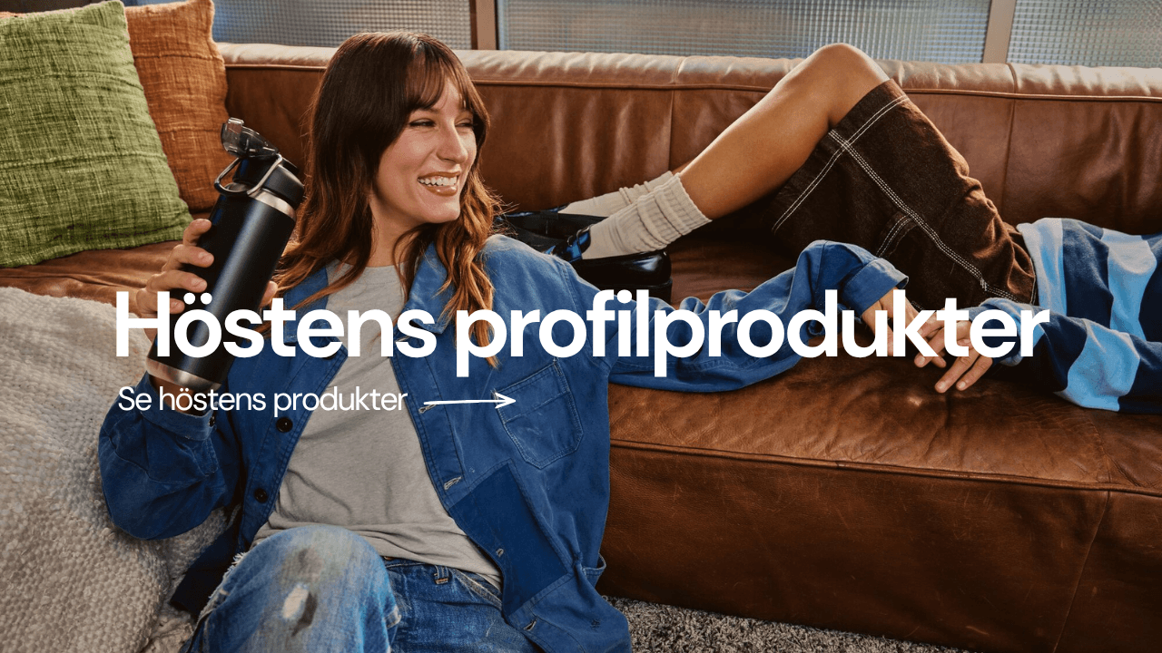 ”Höstens profilprodukter” – kvinna på en soffa med en svart vattenflaska