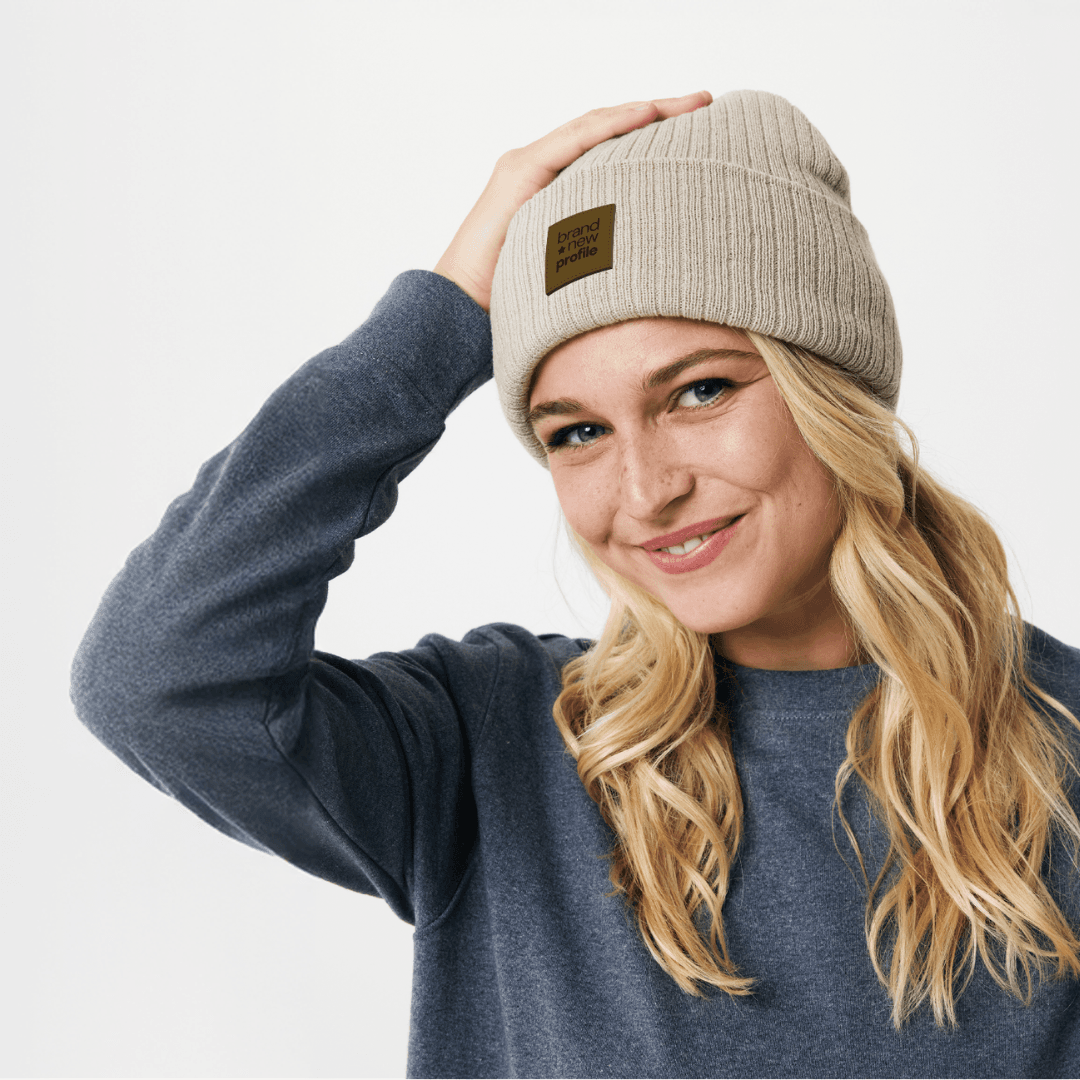 Glad kvinna med mössa på