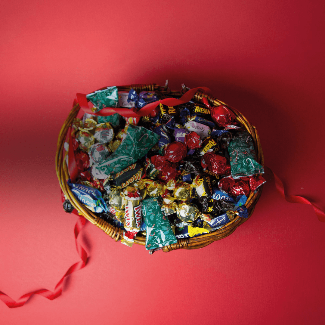 Flätad korg med godis inför jul