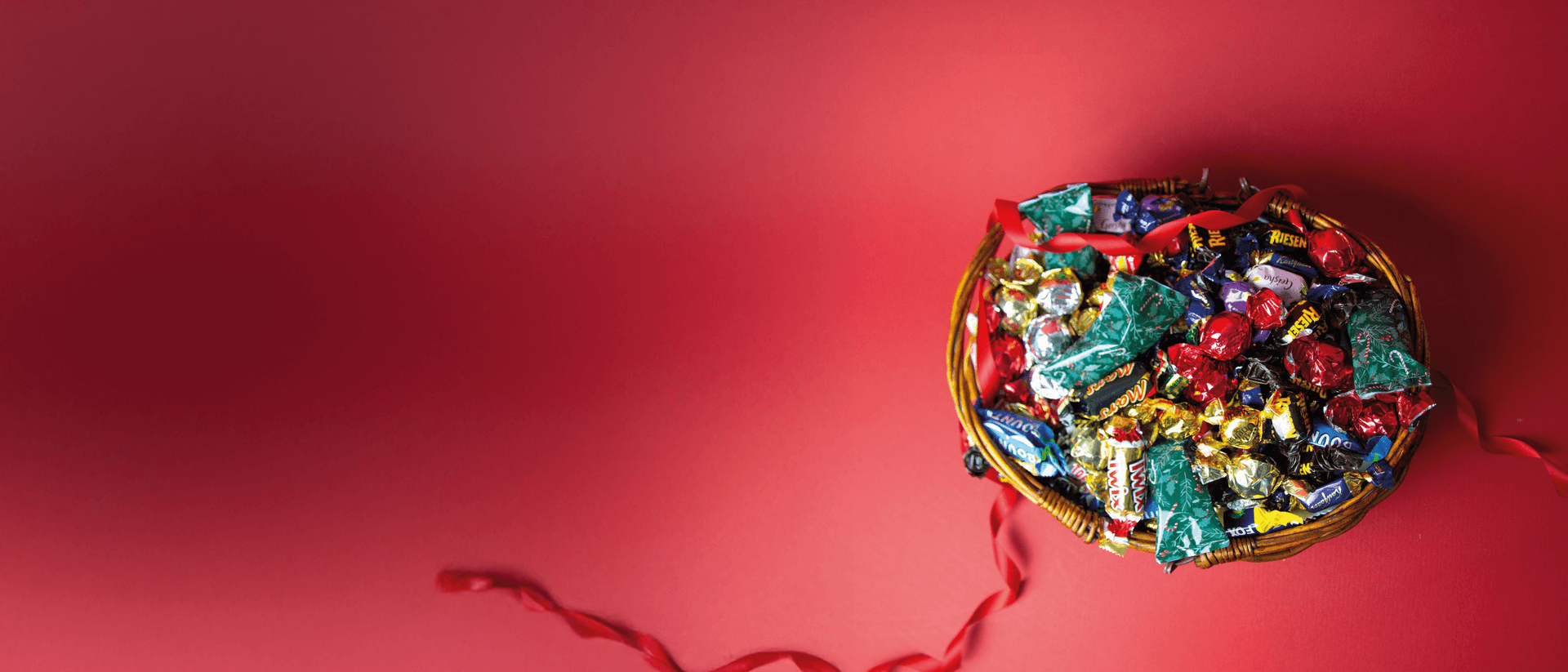 Flätad korg med godis inför jul